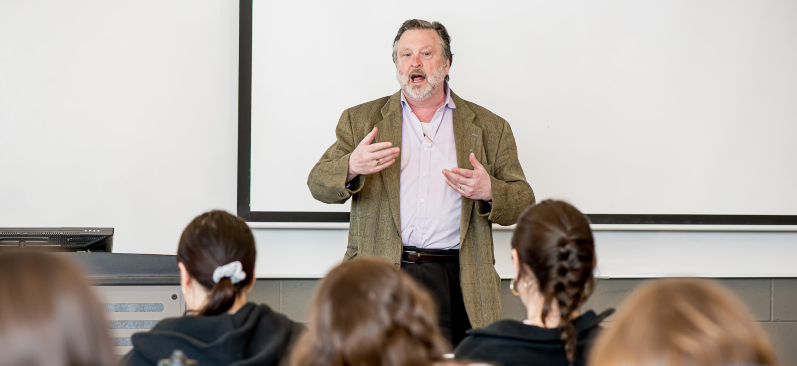 Paul Morris, professeur de littérature anglaise et d’études canadiennes et interculturelles, enseigne devant un groupe d’étudiantes.